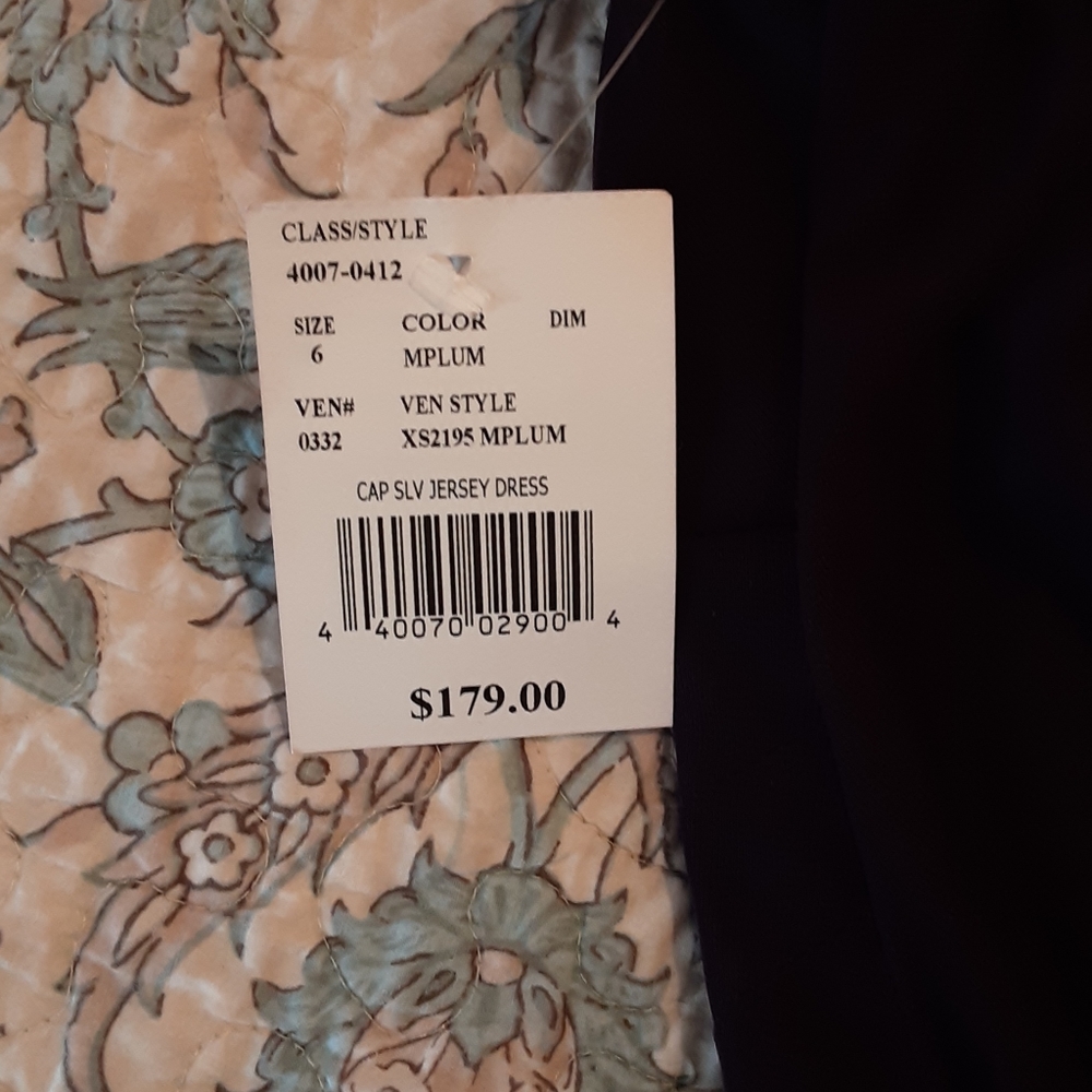 Gown - Picture 4 of 5